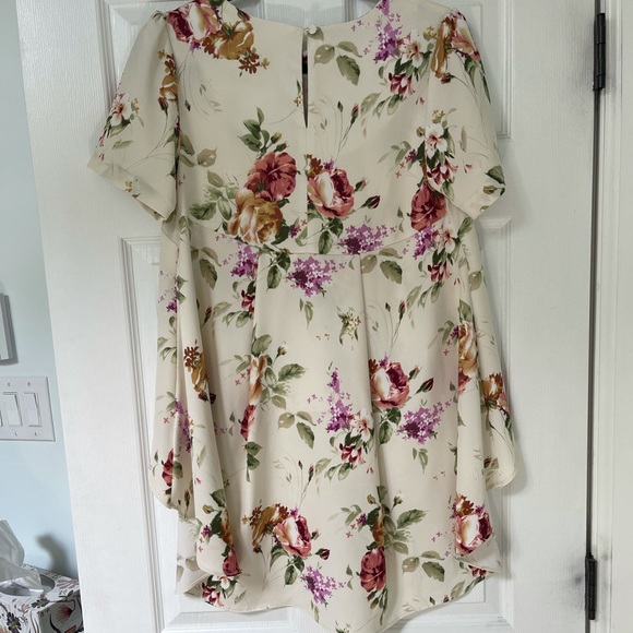Gorgeous floral high-low blouse size small - Picture 4 of 6